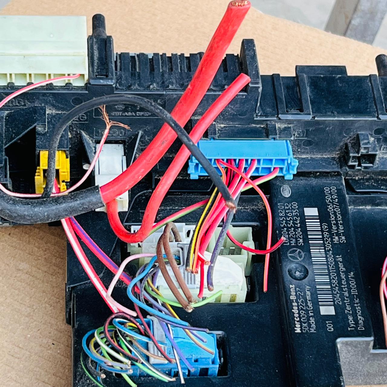 5DK009225-27 Mercedes Benz Rear SAM Fuse Box A2045458201 OEM Relay Control Module W204
