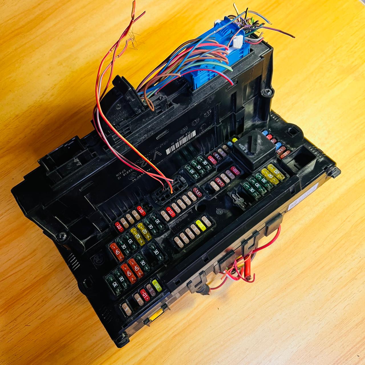 9210861-01 / 1-1703344-2 / 10681810 / 921086101 / 117033442 2009–2019 BMW 7 Series 750i F01 F02 Front Power Distribution Fuse Box With BCM OEM, automan spare parts