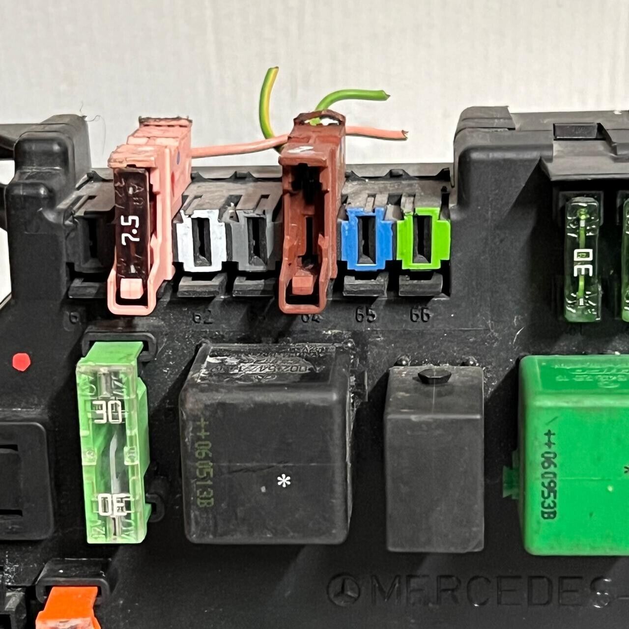 FRONT UNDER HOOD FUSE BOX MODULE MERCEDES W216 W221 S63 S550 OEM