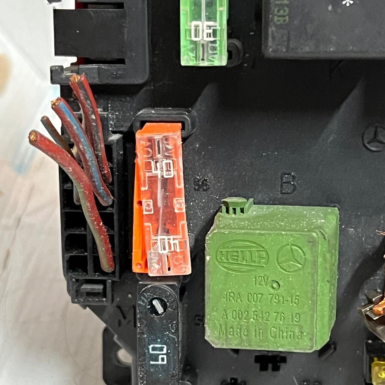 FRONT UNDER HOOD FUSE BOX MODULE MERCEDES W216 W221 S63 S550 OEM