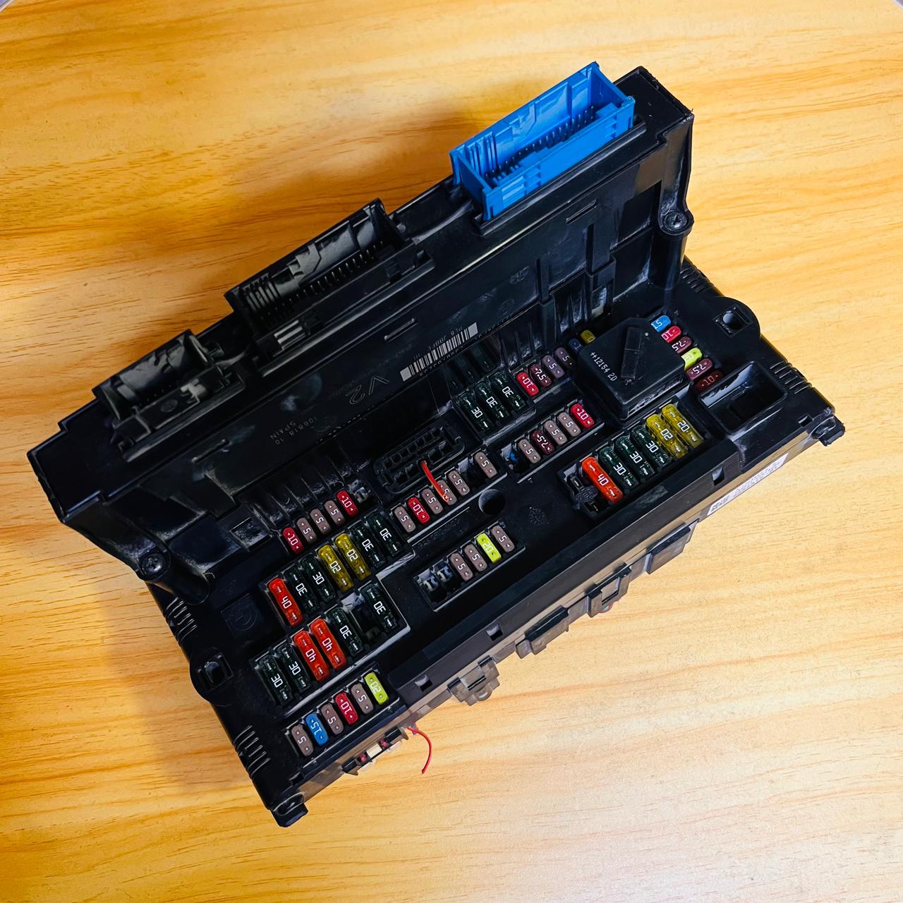 9252815-01 / 3-1703344-2 / 10681810 / 925281501 / 317033442 / 106818 10 BMW F01 F06 F10 Power Distribution Fuse Box Fits 2011–2016 528i M5 OEM, automan spare parts