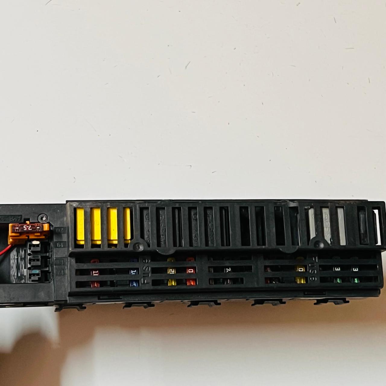 Mercedes-Benz E-Class Fuse Relay Box 2115452001 5DK008047-40 5DK00804740
