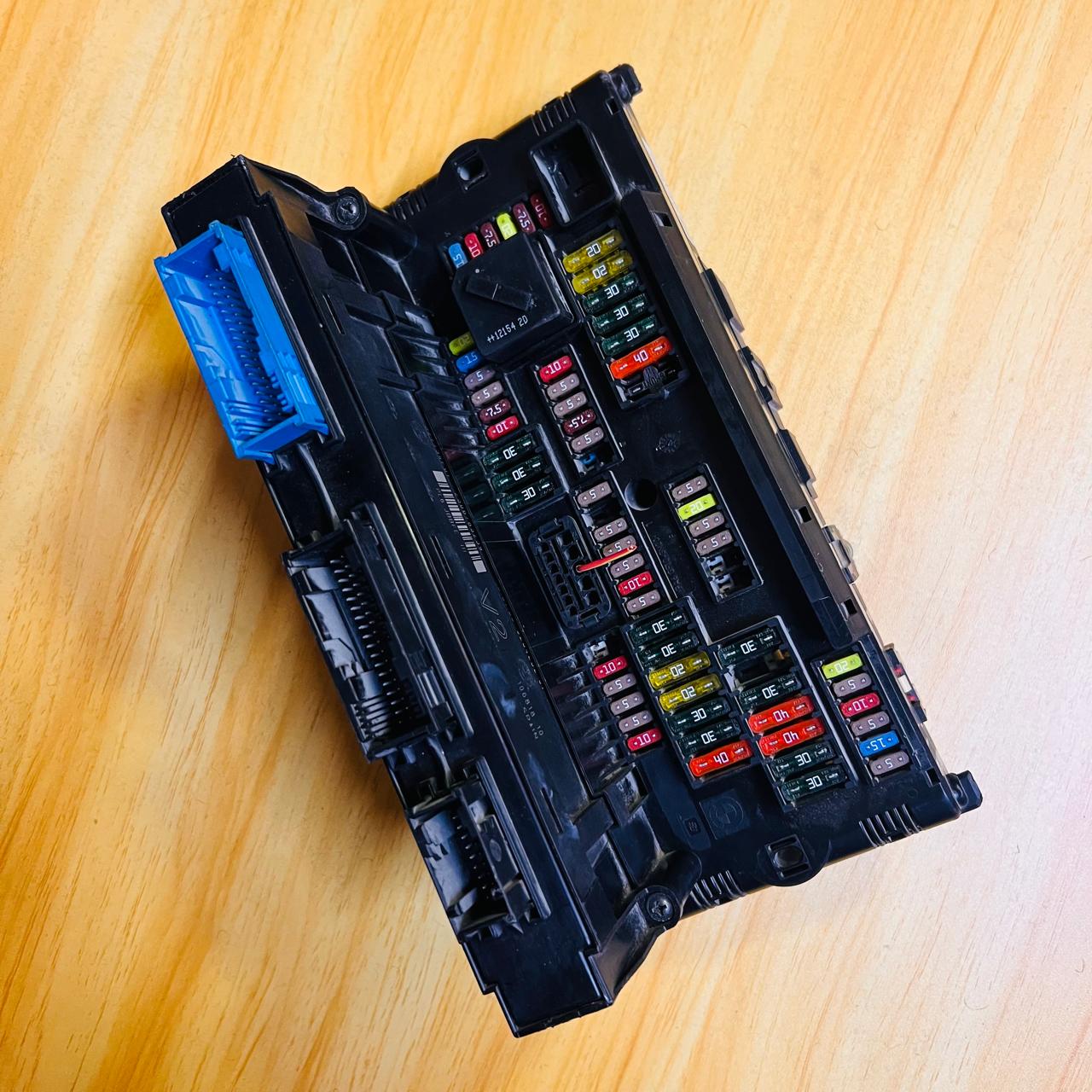 9252815-01 / 3-1703344-2 / 10681810 / 925281501 / 317033442 / 106818 10 BMW F01 F06 F10 Power Distribution Fuse Box Fits 2011–2016 528i M5 OEM, automan spare parts