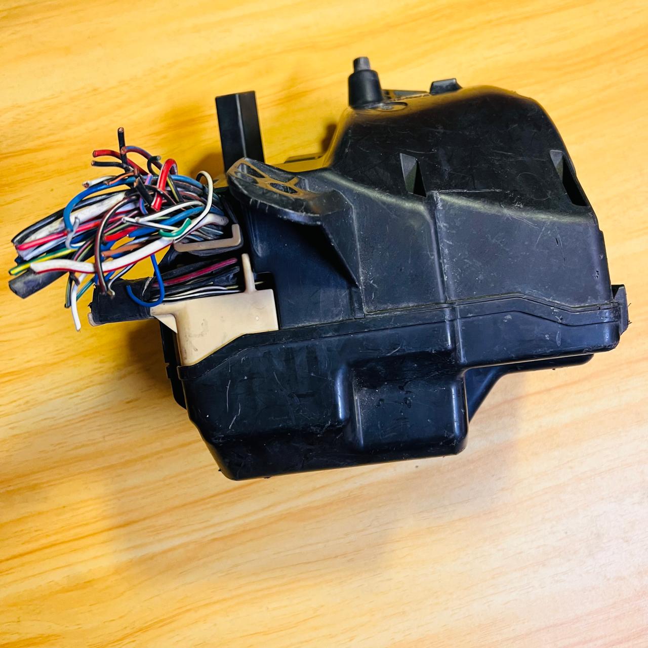 82662-44210 / 82662-44211 / 82663-68010 / 82741-63010 / 8266244210 / 8266244211 / 8266368010 / 8274163010 / PA66+PPE Toyota Isis ZNM10 1ZZ-FE Under hood Fuse Box OEM, automan spare parts