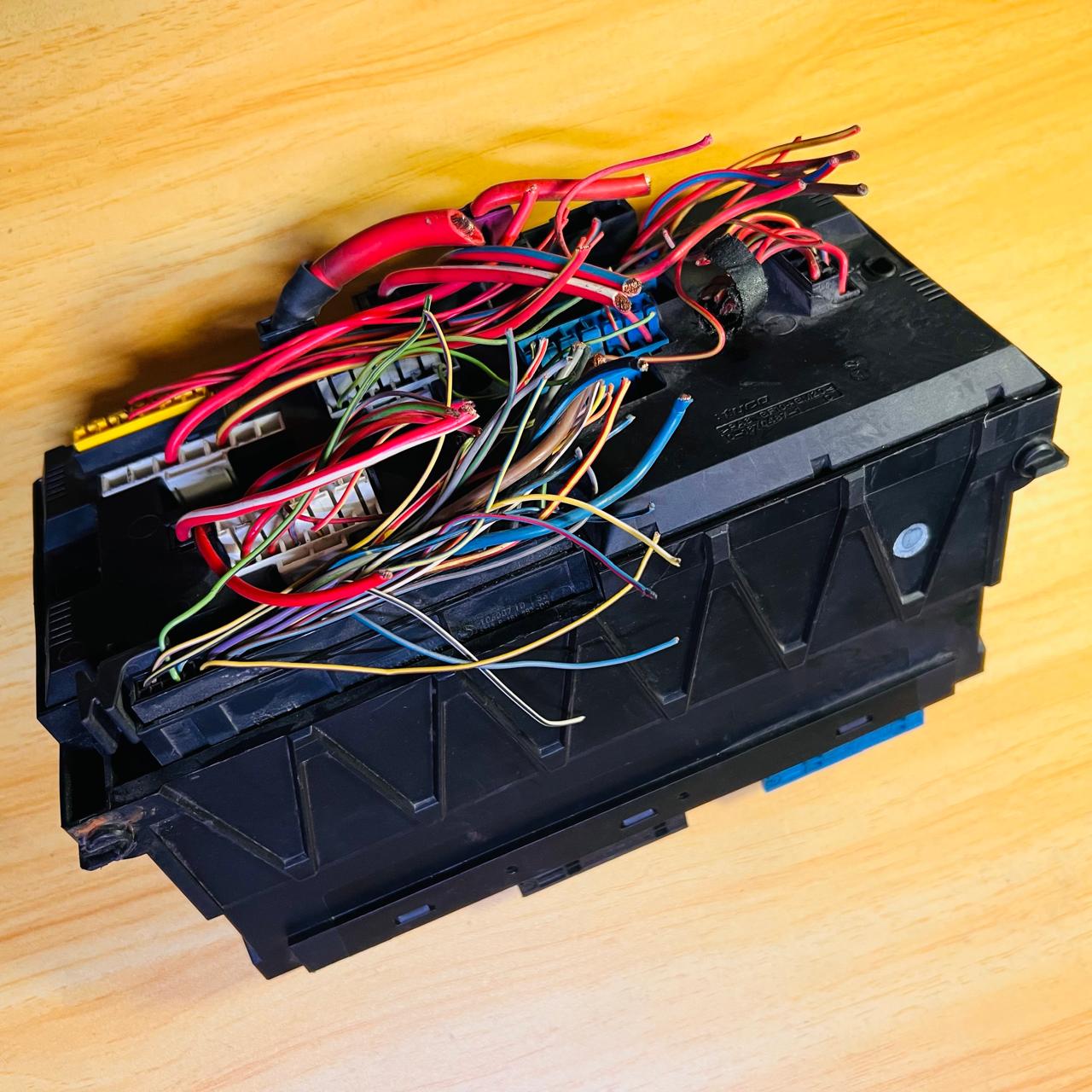 9234421-01 / 2-1703344-2 / 10681810 / 923442101 / 217033442 / 106818 10 2011–2017 BMW 535i GT F07 Front Fuse Box With BCM Chassis Body Control Module OEM, automan spare parts