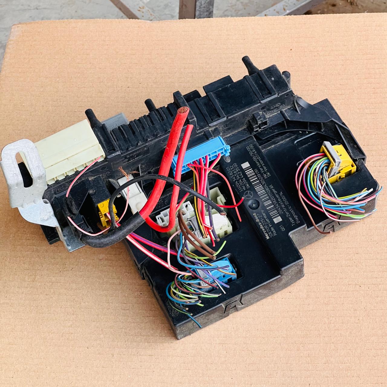 5DK009225-27 Mercedes Benz Rear SAM Fuse Box A2045458201 OEM Relay Control Module W204