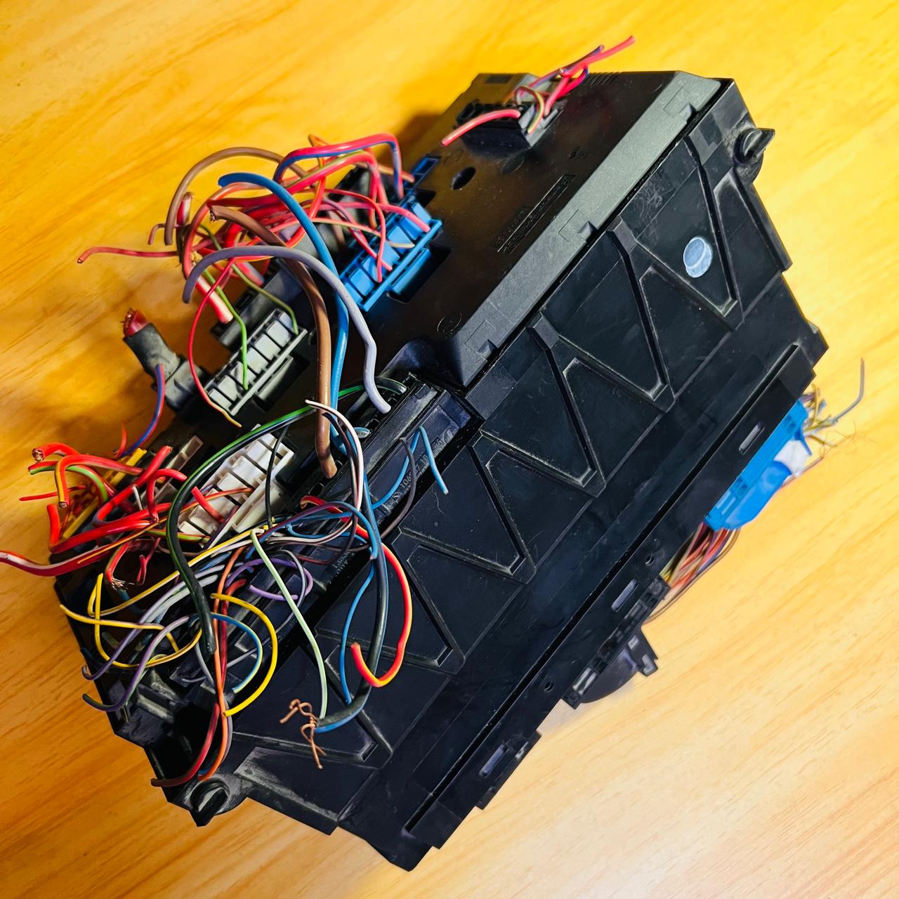 9210861-01 / 1-1703344-2 / 10681810 / 921086101 / 117033442 2009–2019 BMW 7 Series 750i F01 F02 Front Power Distribution Fuse Box With BCM OEM, automan spare parts