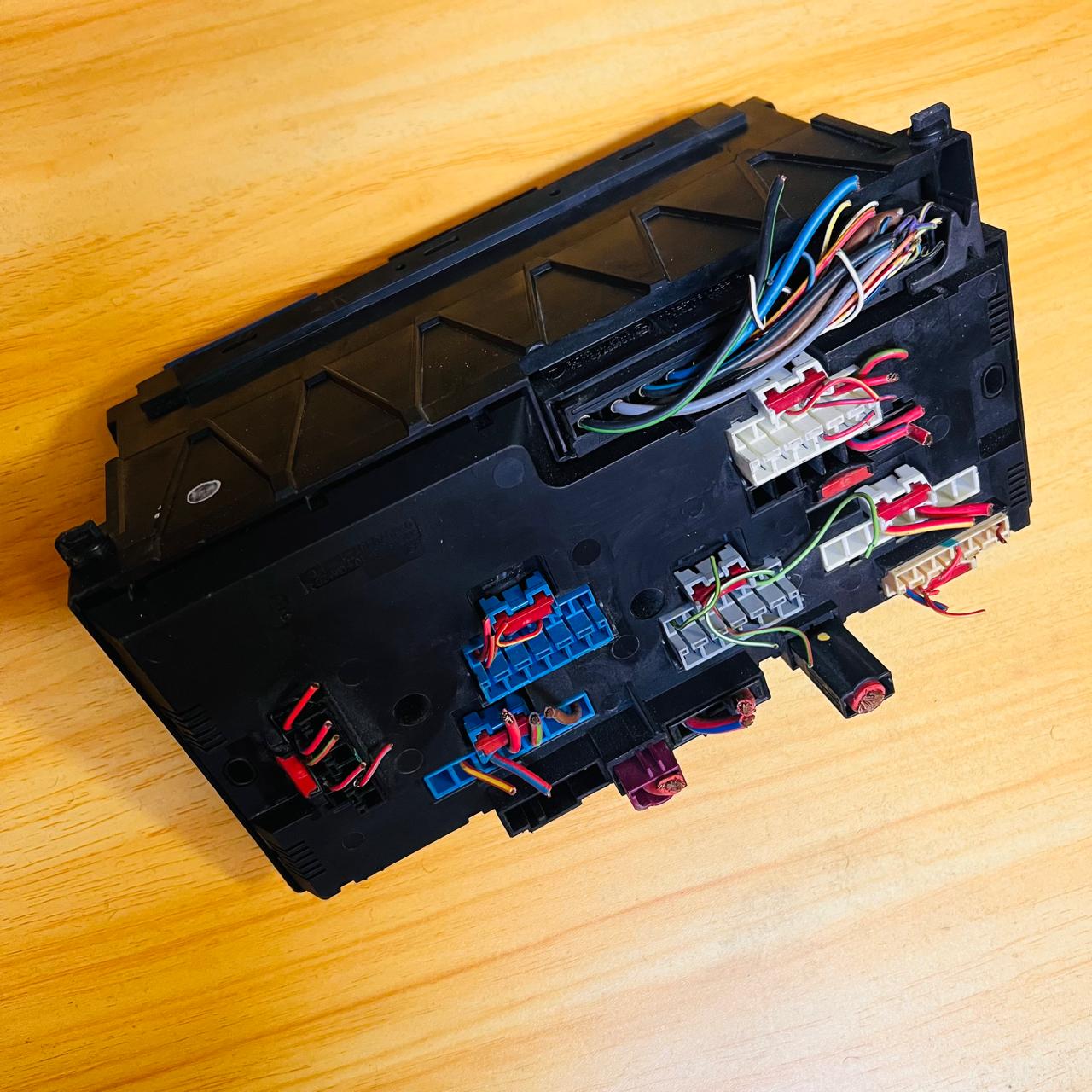 9252815-01 / 3-1703344-2 / 10681810 / 925281501 / 317033442 / 106818 10 BMW F01 F06 F10 Power Distribution Fuse Box Fits 2011–2016 528i M5 OEM, automan spare parts