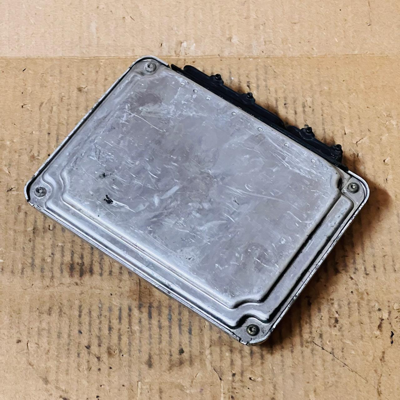 وحدة التحكم في المحرك ECU VW Polo 1.4 030906032EA 0261207594 ME7.5.10