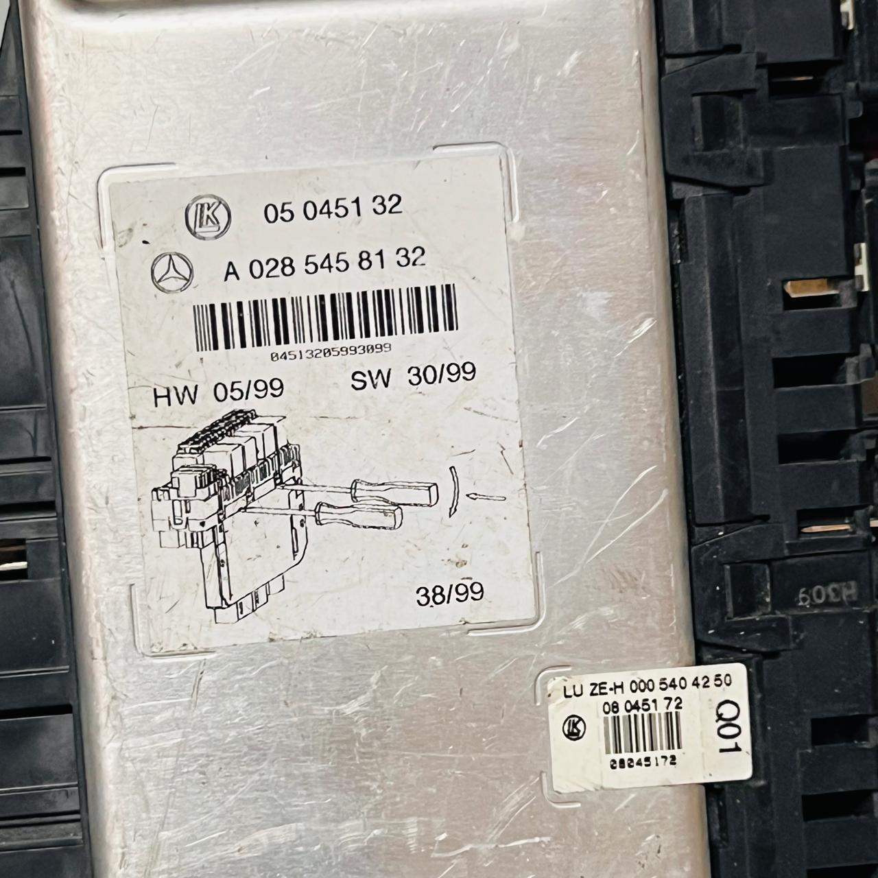 2000-2006 Mercedes Benz W220 S430 S500 SAM Rear Fuse Box Relay A0285458132 05045132
